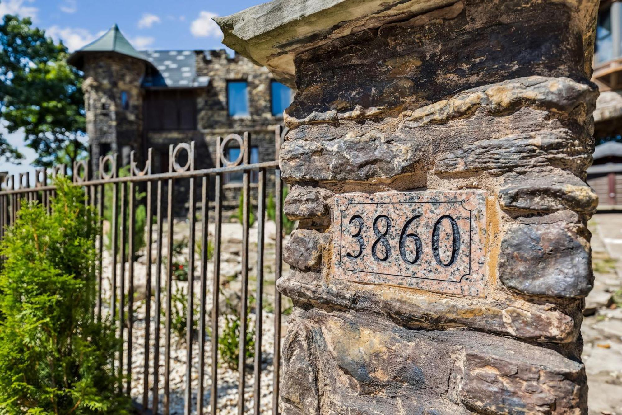 Enchanted Castle - Your Royal Getaway Awaits Cleveland Eksteriør bilde